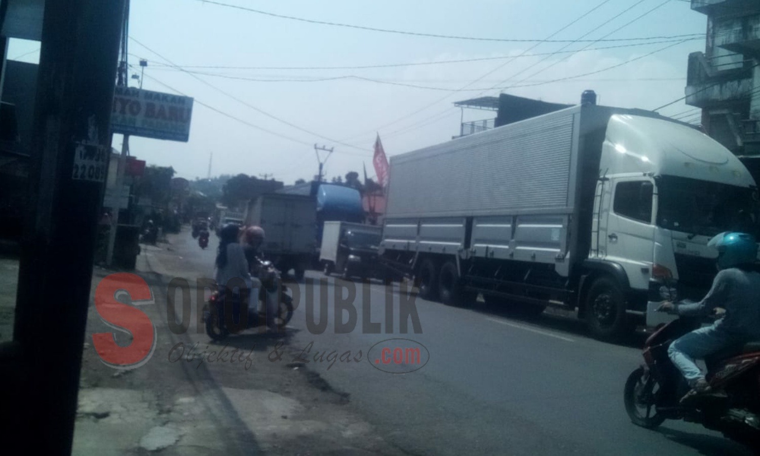 Sejumlah kendaraan besar masih terlihat di jalan raya arah Cicurug-Sukabumi atau Cicurug-Bogor, Jawa Barat jelang Idul Fitri 1440 H. (Foto: Supardi/SorotPublik)