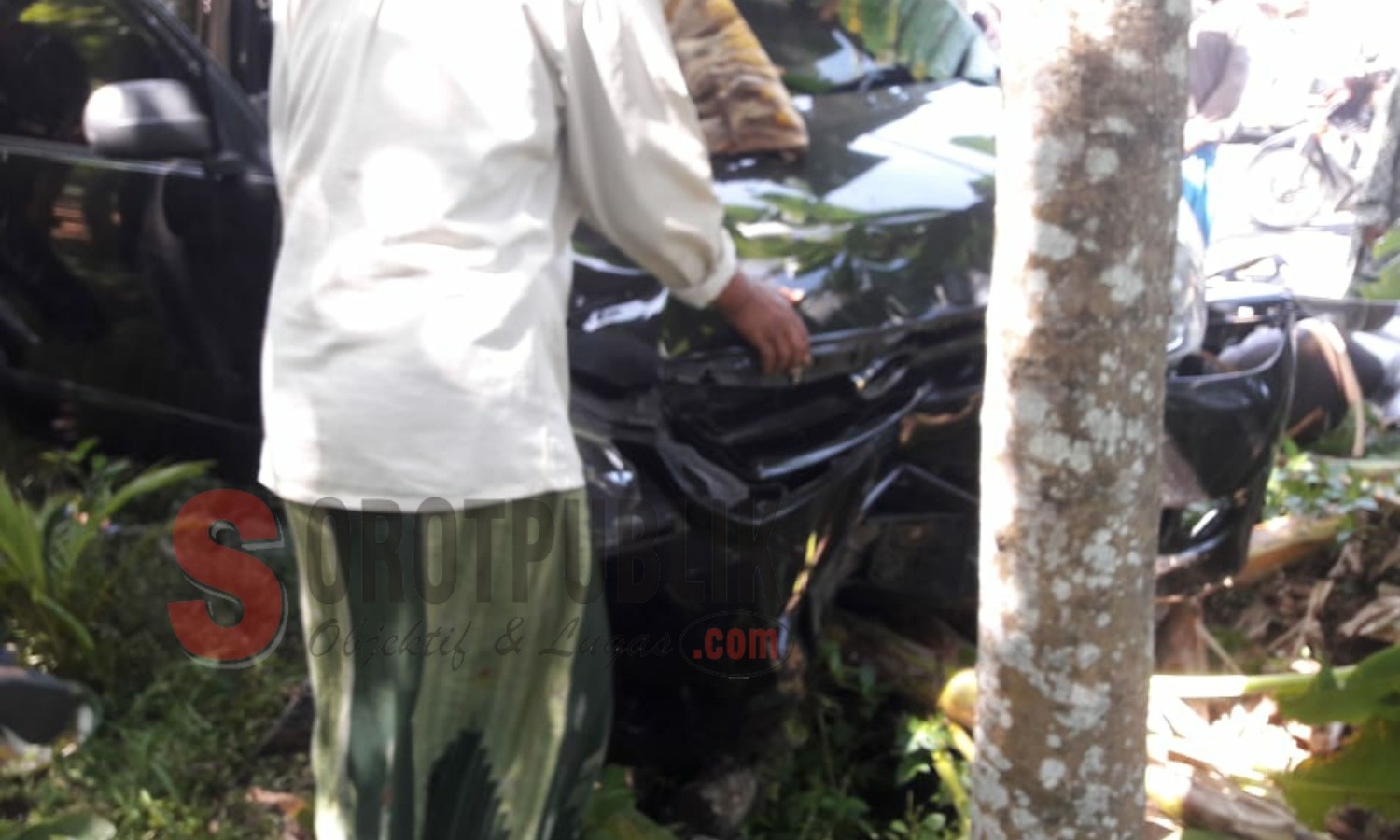 Mobil Avanza yang menyeruduk dua motor matic yang sedang diparkir di Jalan Raya Lenteng-Sumenep. (Foto: Ist/SorotPublik)