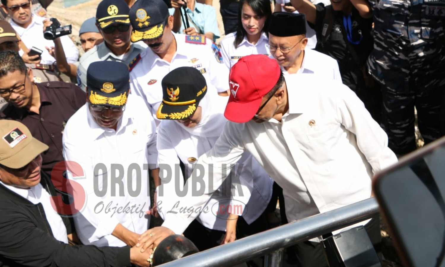 Menteri Perhubungan RI Budi Karya Sumadi bersama Gubernur Jawa Timur Khofifah Indar Parawansa didampingi Bupati Sumenep KH A. Busyro Karim memecahkan kendi sebagai pertanda melepas mudik gratis rute Kalianget-Kangean menggunakan Kapal Express Bahari 9-c. (Foto: Hairul/SorotPublik)