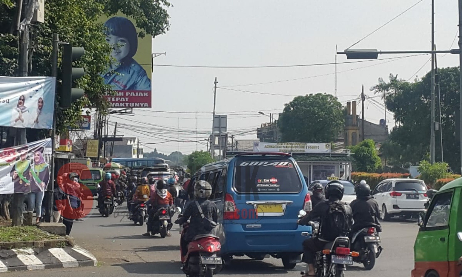 Kondisi arus lalu lintas H+3 Lebaran di perempatan Ciawi, Bogor didominasi kendaraan pribadi dan roda dua. (Foto: Agus Supianda/SorotPublik)