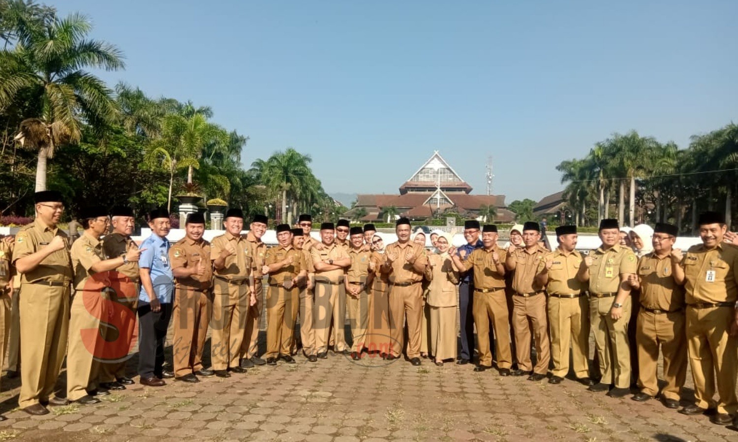 Foto bersama ASN di lingkungan Pemkab Bandung usai Apel di hari pertama masuk kerja pasca lebaran Idul Fitri 1440 H. (Foto: Q Agus/SorotPublik)