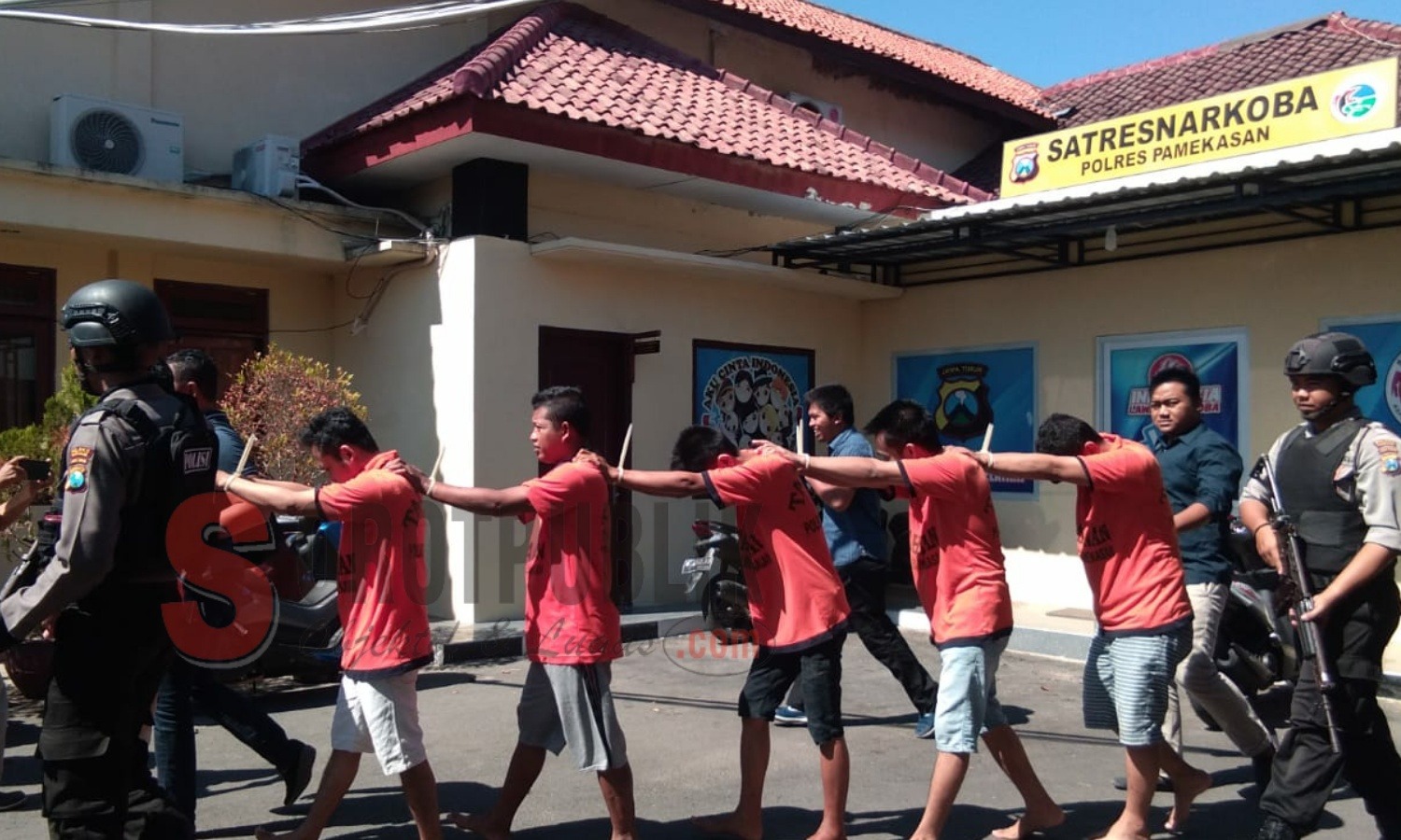 Enam tersangka penyalahguna narkoba yang berhasil diamankan jajaran Satreskoba Polres Pamekasan. (Foto: Ziad/SorotPublik)