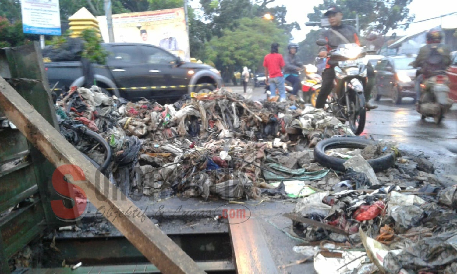 Kondisi sampah tampak berserakan dan busuk di pinggir jalan raya di Kabupaten Bandung. (Foto: Q Agus/SorotPublik)