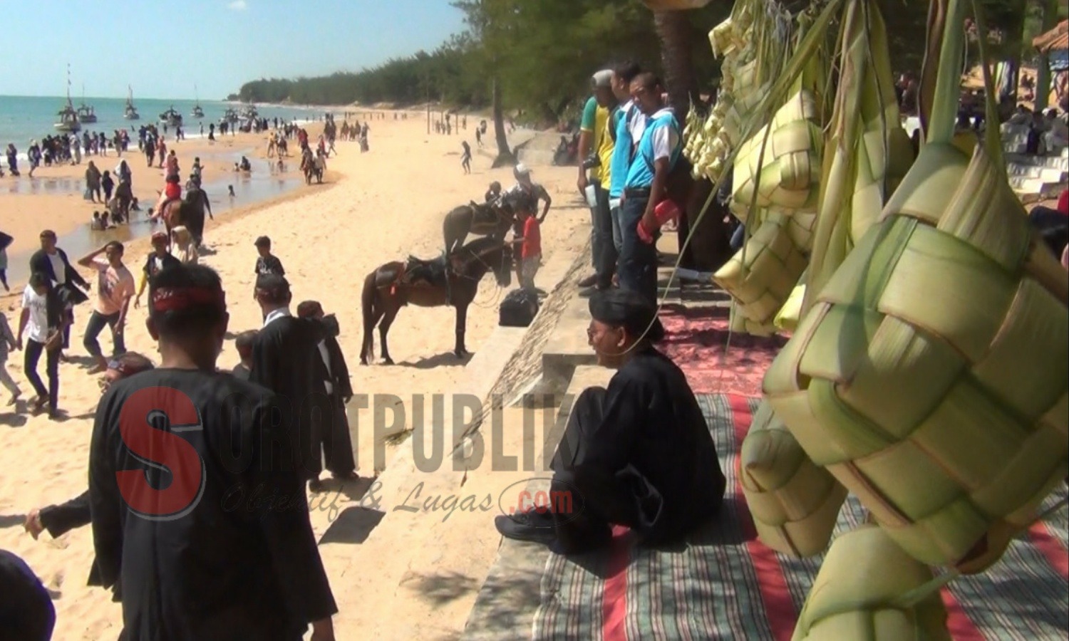 Kemeriahan Festival Kupatan 2019 di Pantai Slopeng Kecamatan Dasuk, Sumenep. (Foto: Hairul/SorotPublik)