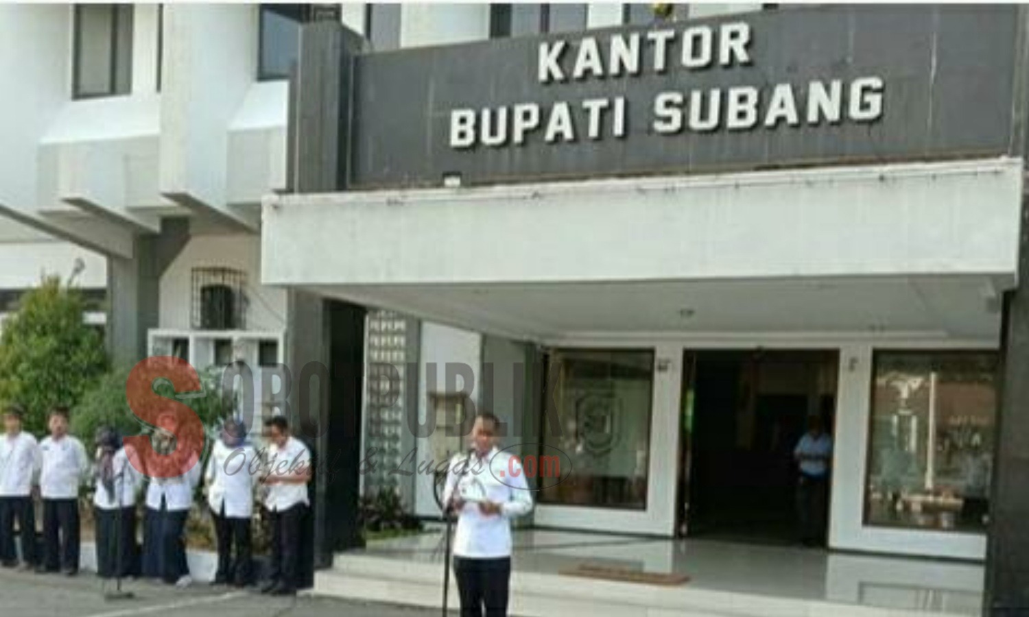 Bupati Subang, H. Ruhimat saat memimpin apel di halaman Kantor Bupati. (Foto: Budi Hermawan/SorotPublik)