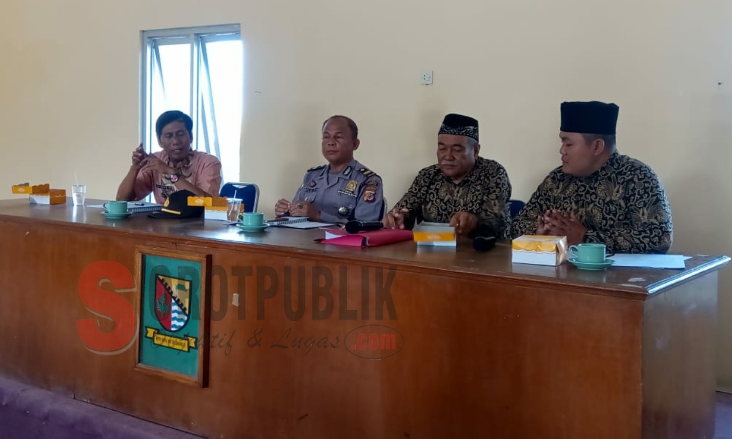 Ketua Forum Camat se-Kabupaten Bandung, Achmad Rizky Nugraha (kiri) saat menjelaskan rencana pembentukan Panitia Pilkades Serentak usai Halal Bihalal di Kecamatan Cimenyan. (Foto: Q Agus/SorotPublik)