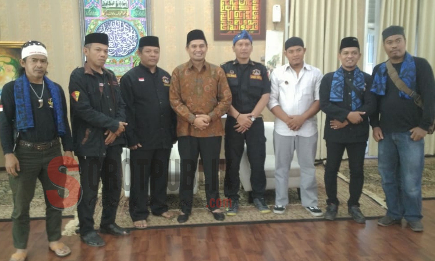 Pengurus Paguron Sinar Banten foto bersama Wakil Bupati Bandung H. Gun Gun Gunawan saat menghadiri Halal Bihalal di Rumah Dinas Wabup Bandung. (Foto: Q Agus/SorotPublik)