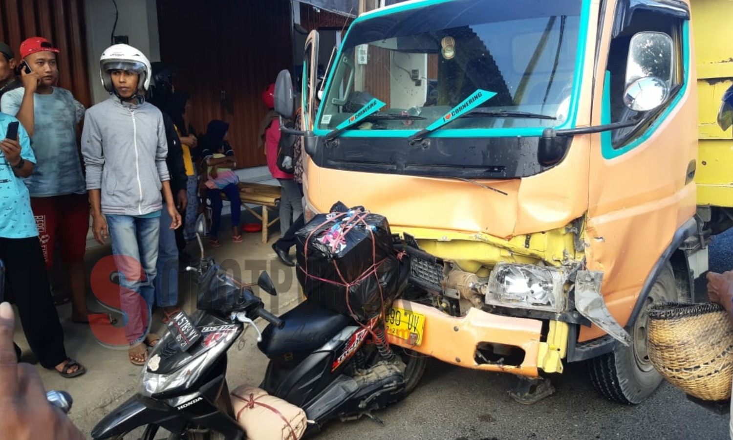 Mobil dump truck dan motor Honda Beat yang mengalami kecelakaan beruntun dengan mobil Pick Up Daihatsu APV di Jalan Kabupaten Sumenep. (Foto: Ist/SorotPublik)