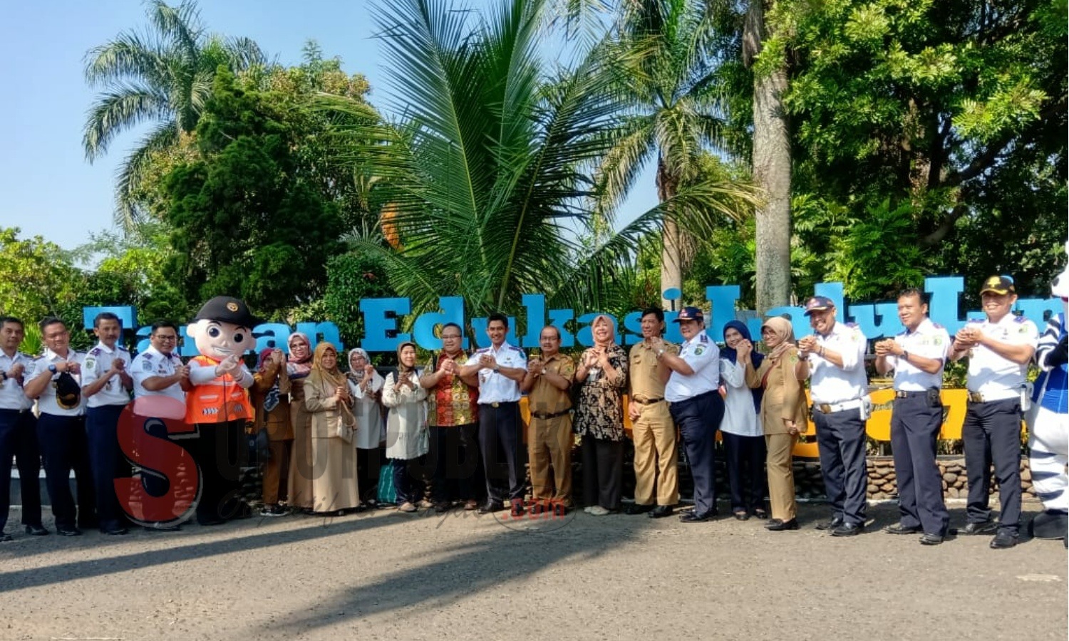 Rombongan dari Kementerian P3A RI foto bersama pihak Dishub Kabupaten Bandung di Taman Edukasi Lalu Lintas. (Foto: Q Agus/SorotPublik)