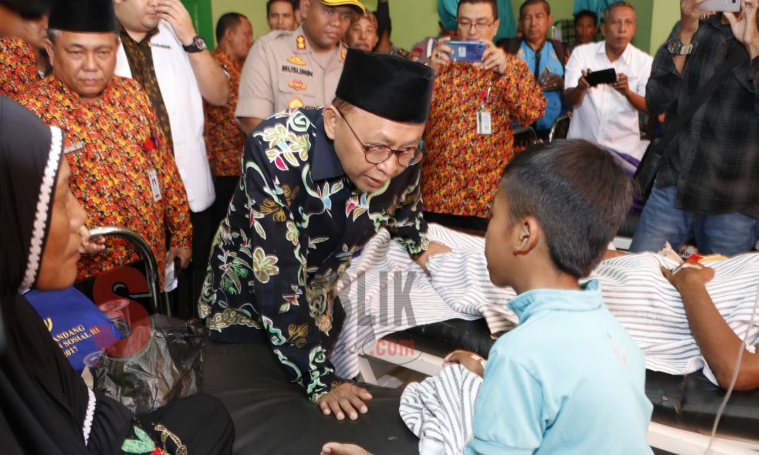 Bupati Sumenep, KH A. Busyro Karim saat meninjau para korban tenggelam Kapal Arin Jaya. (Foto: Hairul/SorotPublik)