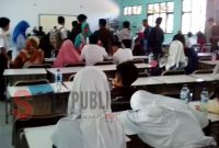 Suasana hari ketiga di ruangan PPDB SMAN 1 Parungkuda Kabupaten Sukabumi Tahun Pelajaran 2019-2020. (Foto: Tito/SorotPublik)