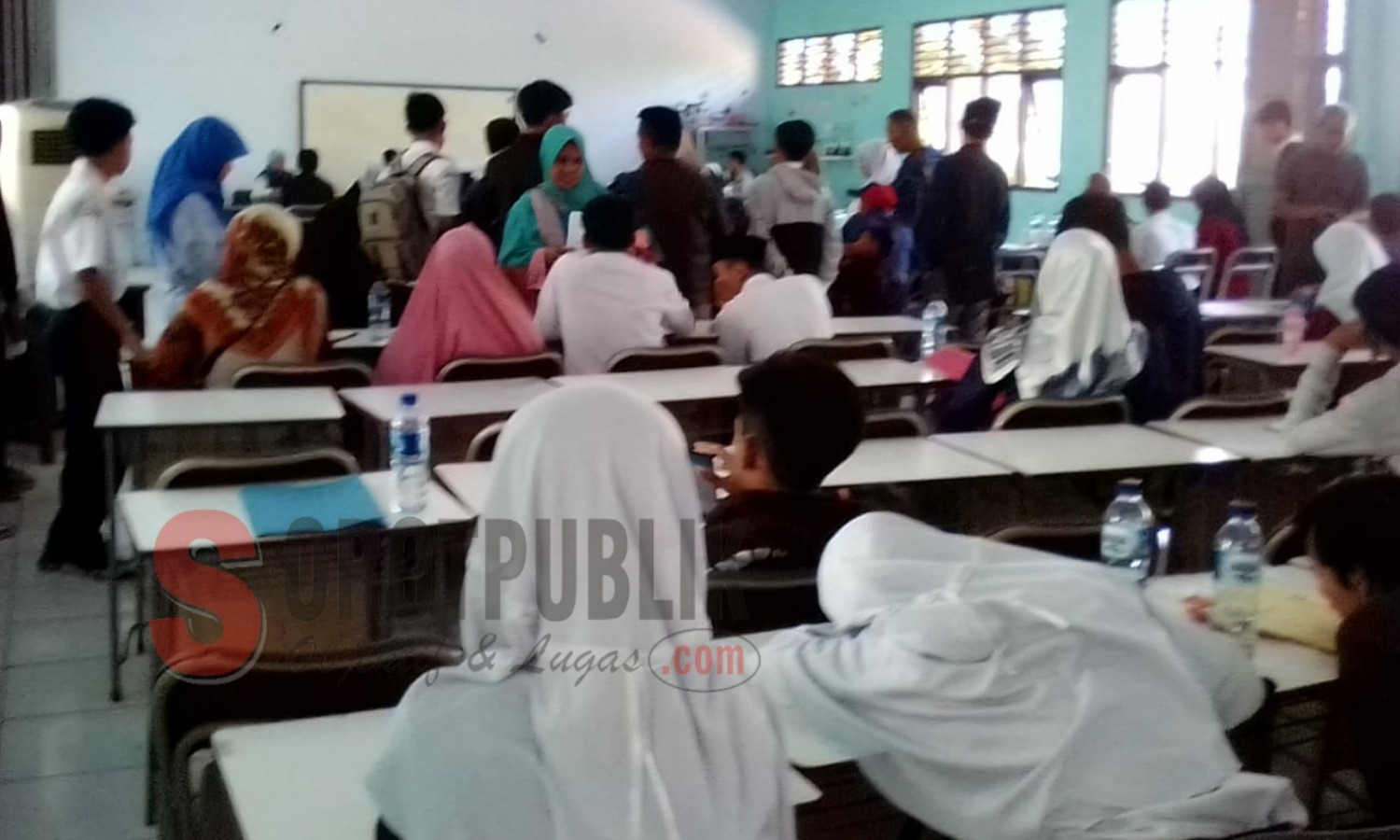 Suasana hari ketiga di ruangan PPDB SMAN 1 Parungkuda Kabupaten Sukabumi Tahun Pelajaran 2019-2020. (Foto: Tito/SorotPublik)