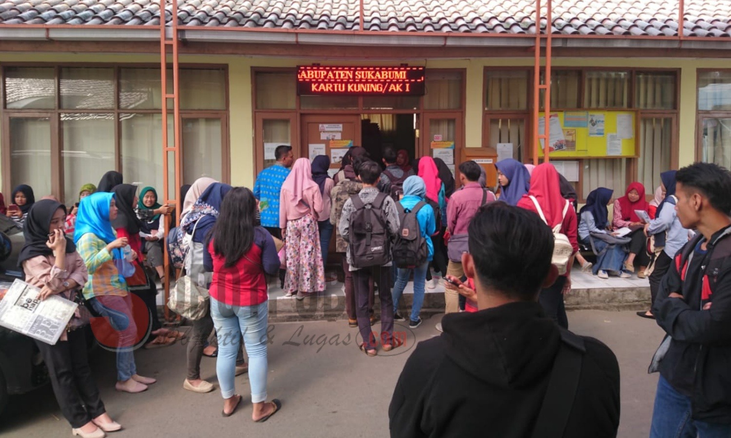 Antrean pendaftar Kartu Kuning di Kantor Disnakertrans Kabupaten Sukabumi. (Foto: Tito/SorotPublik)