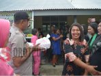 Wakapolres Pulau Buru, Kompol Bachri Hehannusa, S.E, M.Si sedang memantau personel Polres Buru yang melaksanakan baksos
