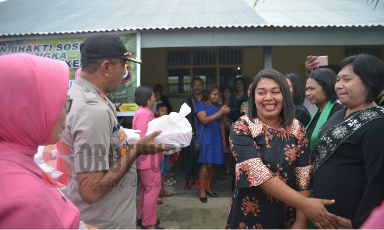 Wakapolres Pulau Buru, Kompol Bachri Hehannusa, S.E, M.Si sedang memantau personel Polres Buru yang  melaksanakan baksos. (Foto: Sofyan/SorotPublik)