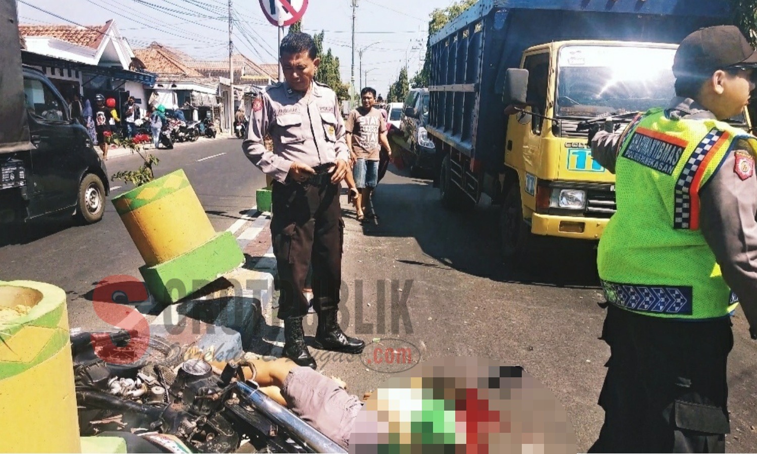 Korban laka maut di Jl. Panglegur Pamekasan pada Kamis (27/06/2019) siang sebelum dievakuasi petugas