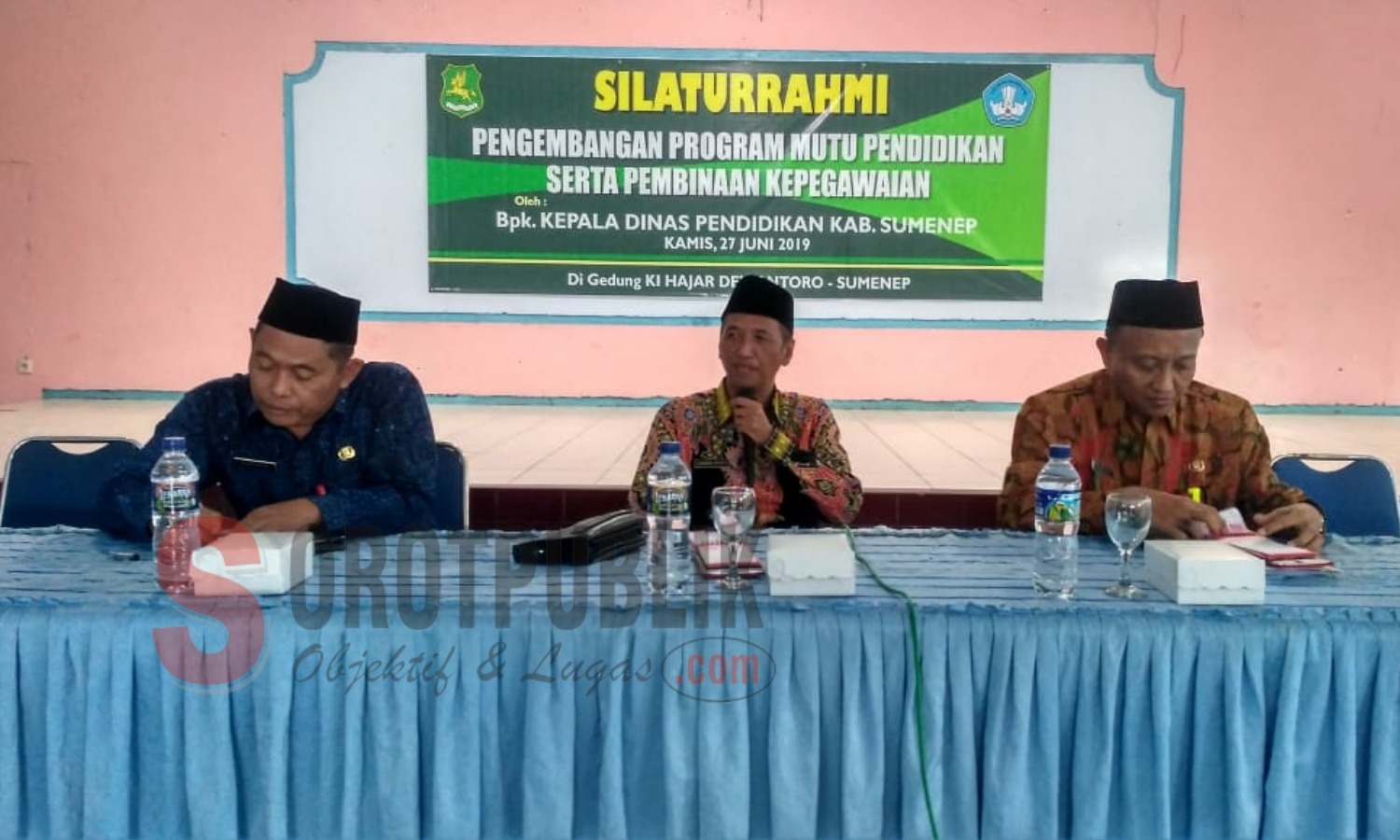 Kepala Dinas Pendidikan Sumenep, Bambang Irianto (tengah) pada acara Silaturahmi Pengembangan Program Mutu Pendidikan serta Pembinaan Kepegawaian di Gedung Ki Hajar Dewantoro Sumenep. (Foto: Heri/SorotPublik)