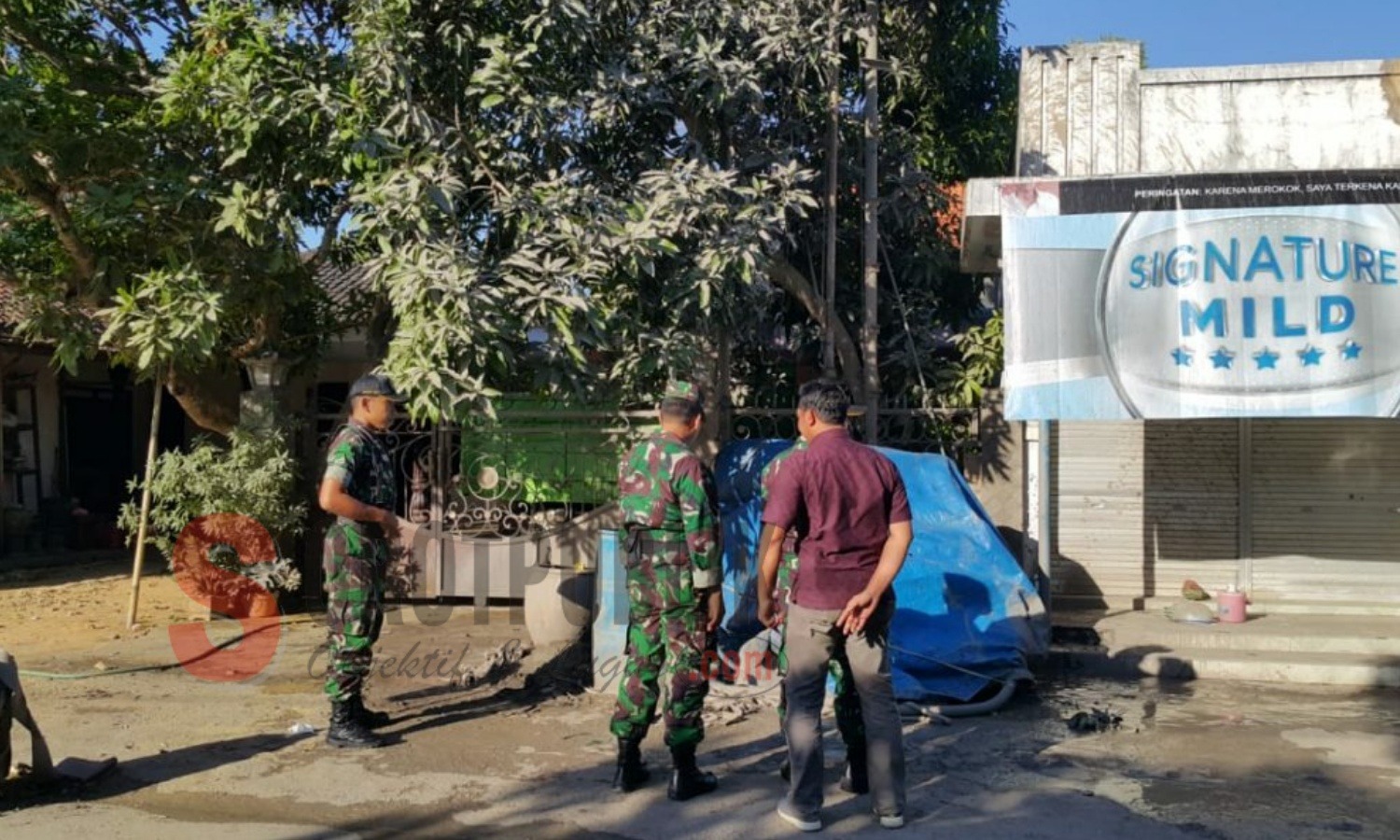 Semburan diduga gas keluar dari lahan yang sedang dibor milik anggota Koramil 0827/03 Manding di Desa Manding Laok, Kecamatan Manding, Sumenep. (Foto: Heri/SorotPublik)