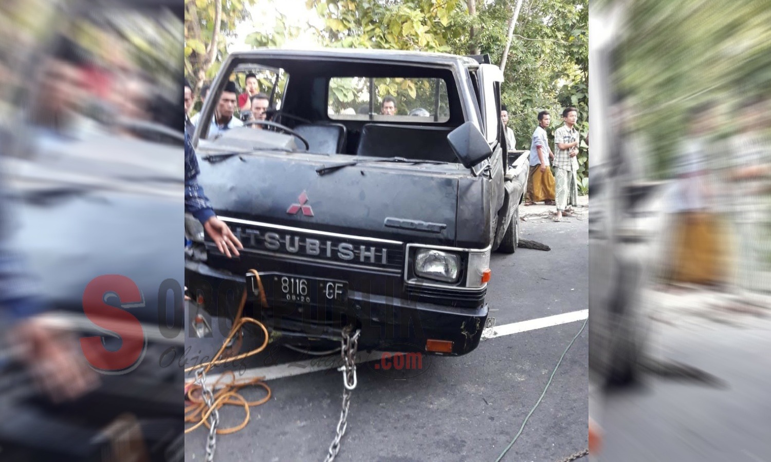 Pick Up L300 No. Pol  L 8116 CF yang menabrak dua pejalan kaki di Jl Raya Desa Pamoroh, Kecamatan Kadur, Kabupaten Pamekasan. (Foto: Ziad/SorotPublik)