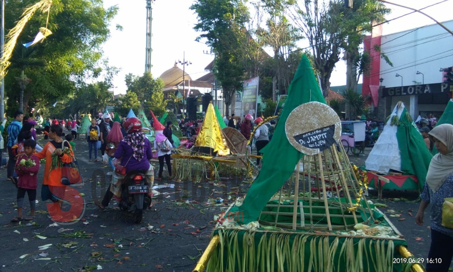 Kondisi jalan di alun-alun kota pasca Opening Hari Jadi Bondowoso yang ke-200 tahun, Sabtu (29/06/2019) sore. (Foto: Nurul H/SorotPublik)