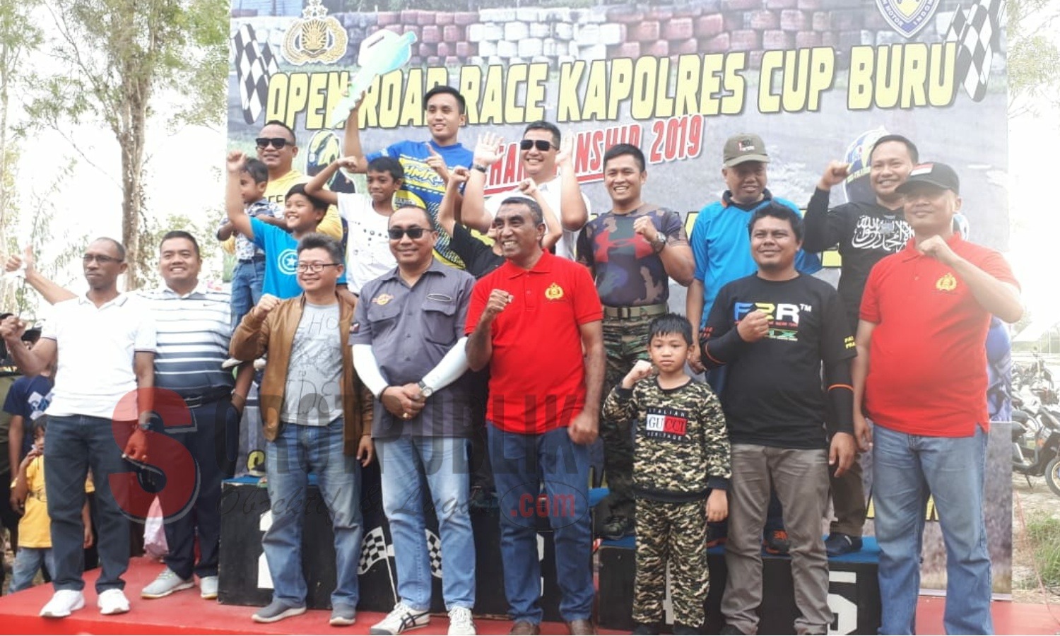 Foto bersama jajaran Polres Pulau Buru dengan peserta Final Open Road Race Kapolres Cup Buru 2019. (Foto: Adam's/Sorotpublik)