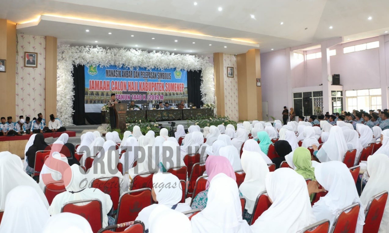 Bupati Sumenep, KH A. Busyro Karim, saat memberikan sambutan dalam acara Manasik Akbar dan Pelepasan Simbolis Calon Jamaah Haji (CJH) Kabupaten Sumenep. (Foto: Heri/SorotPublik)