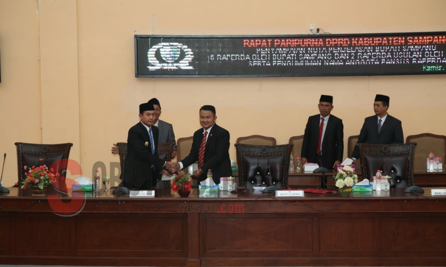 Rapat Paripurna DPRD Kabupaten Sampang Penyampaian Nota Penjelasan Bupati Sampang tentang 6 Raperda dan 2 Raperda Usulan, Kamis (04/07/2019). (Foto: Is/SorotPublik)