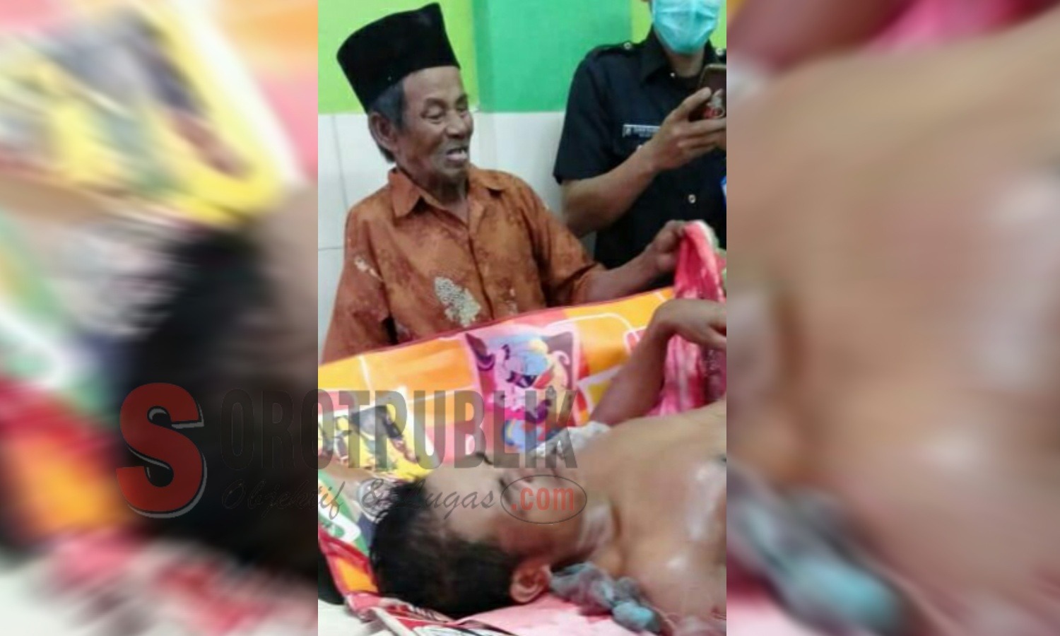 SN (39) korban pembacokan di Dusun Semtani, Desa Juluk, Kecamatan Saronggi, Sumenep saat mendapatkan perawatan medis. (Foto: Ist/SorotPublik)