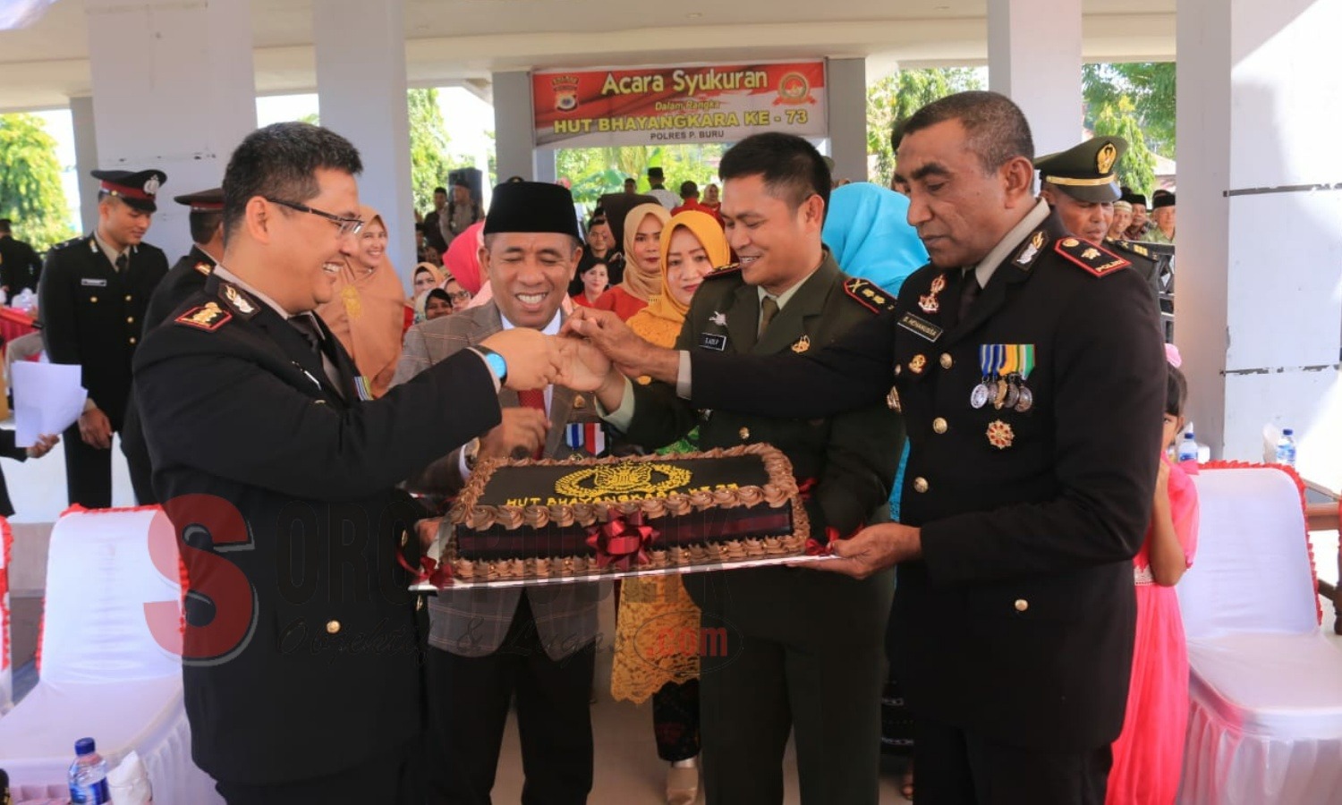 Bupati Buru Ramly Ibrahim Umasugi, SPI, MM didampingi Kapolres Pulau Buru AKBP Ricky Purnama Kertapati bersama Dandim 1506 Namlea Letkol Inf. Syarifuddin Azis dan Waka Polres Kompol Bachri Hehanussa saat memegang kue usai peringatan HUT Ke-73 Bhayangkara di Kota Namlea, Rabu (10/07/2019). (Foto: Adam's/SorotPublik)