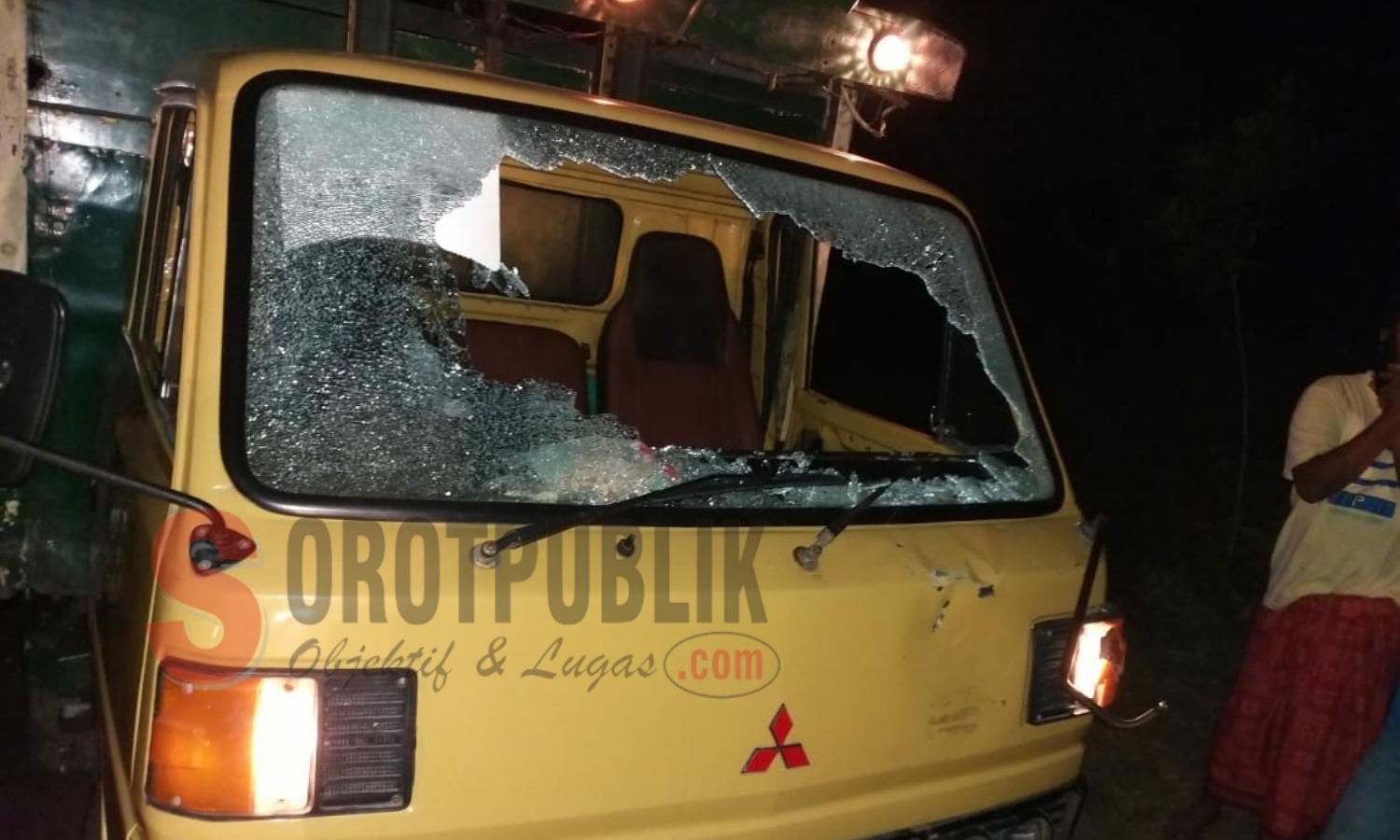 Truk bernopol M 8332 UH yang dikendarai oleh Moh. Sukri dirusak oleh keluarga pengemudi motor yang tewas menabrak truk 
tersebut saat diparkir di pinggir jalan di Dusun Deje, Desa Jelbuden, Kecamatan Dasuk, karena mengalami kerusakan mesin. (Foto: Ist/SorotPublik)