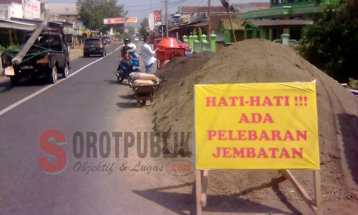 Salah satu proyek tanpa papan nama yang berada di jalan provinsi, tepatnya di titik jembatan di jalan rute Kecamatan Ajung menuju Kecamatan Ambulu. (Foto: Joko/SorotPublik)