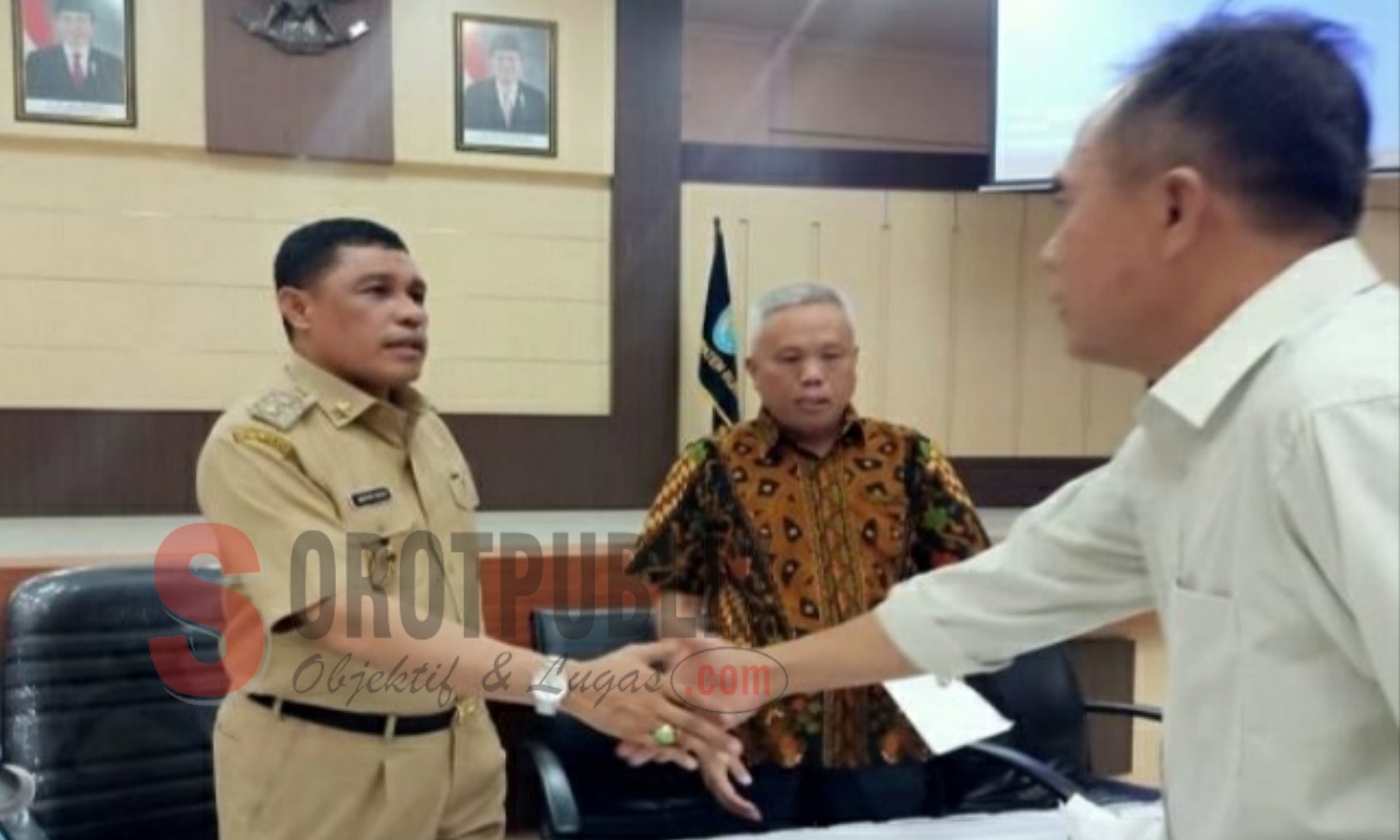 Wakil Bupati Buru, Amus Besan meminta masyarakat Maluku turut mendoakannya agar memperlancar tahapan Seleksi Capim KPK hingga selesai. (Foto: Adam's/SorotPublik)