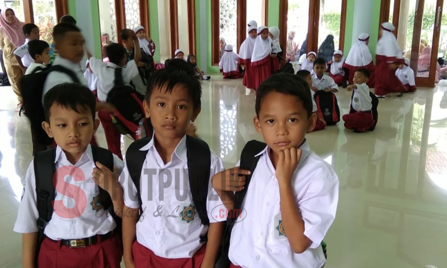 Siswa-siswi SD Luqman Al Hakim sedang berfoto bareng saat hari pertama masuk sekolah. (Foto: Is/SorotPublik)