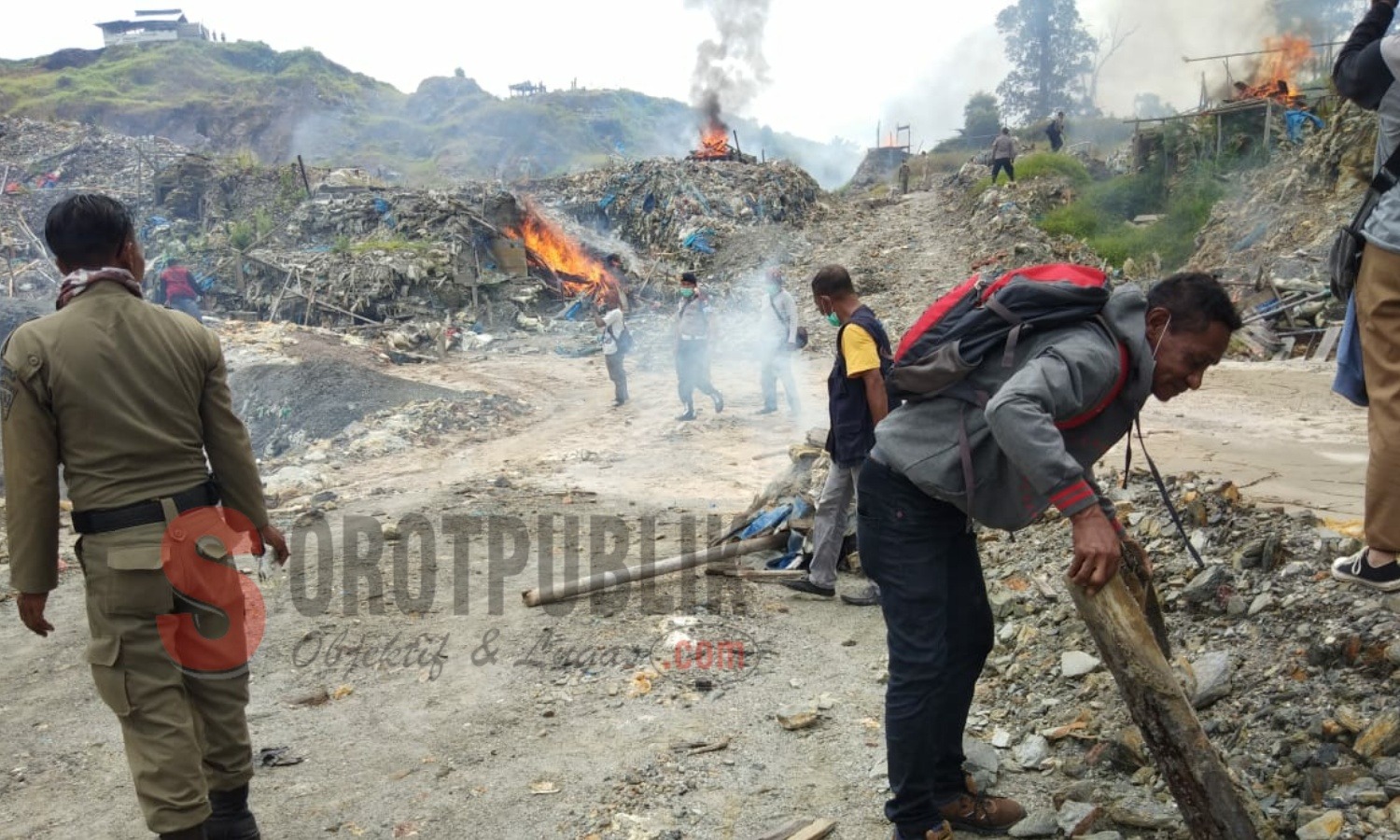 Gabungan TNI, Polri, Satpol PP dan masyarakat adat Buru saat melakukan pemusnahan bekas-bekas tambang ilegal di Gunung Botak. (Foto: Adam S/SorotPublik)