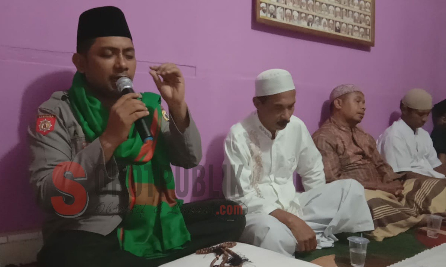 Kanit Binkamsa Da'i kamtibmas Bripka Habib Agil Assagaf saat memimpin dzikir dan tausiah di Majelis Mahabbah Rasulullah SAW. (Foto: Adam S/SorotPublik)