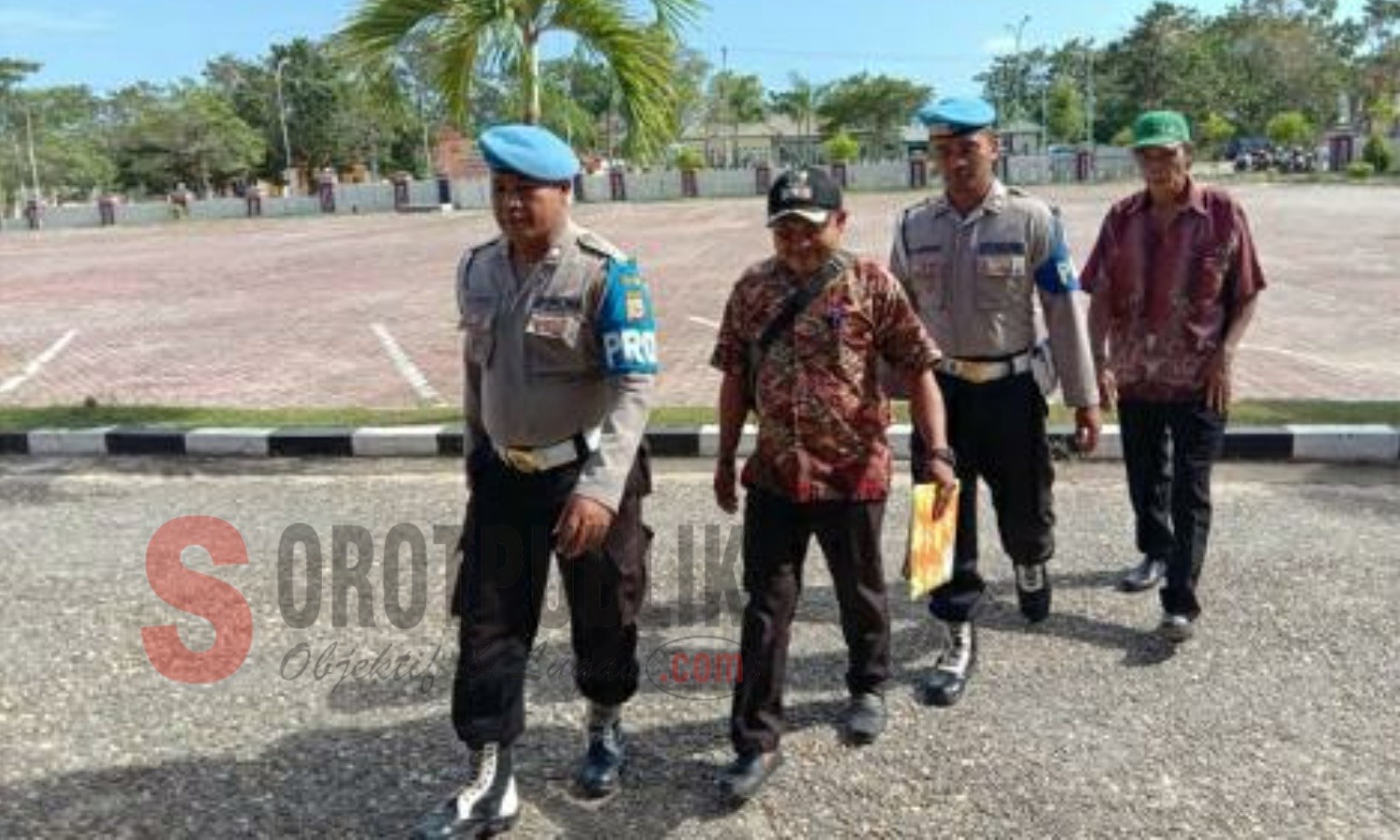 Kades Masnana, Romaldus Nurlatu dan Ketua BPD, Soter Nurlatu saat hendak melaporkan Aiptu Bernardus Nurlatu ke Mapolres Pulau Buru. (Foto: Adam S/SorotPublik)