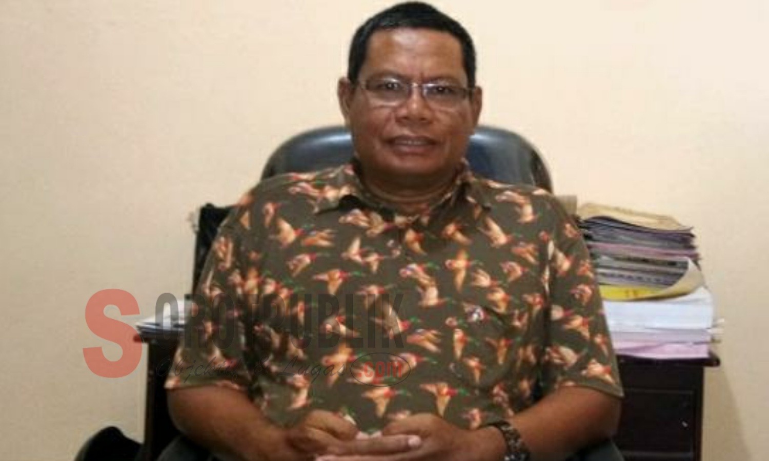 Kepala Dinas Pemberdayaan Masyarakat Desa (PMD) Kabupaten Buru, M. Yamin Maskat saat ditemui di ruang kerjanya pada Sabtu (20/07/2019) kemarin. (Foto: Adam S/SorotPublik)