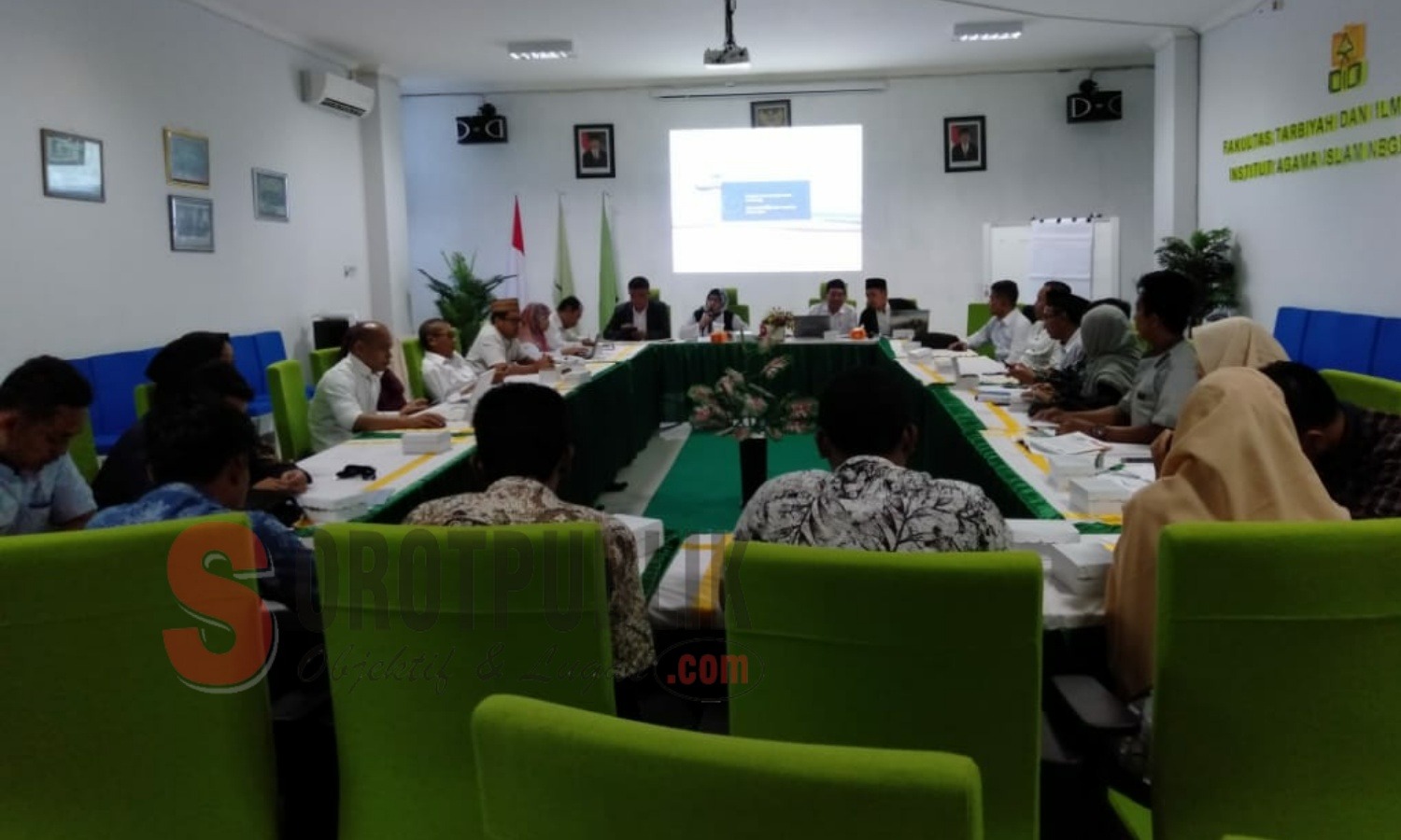 Suasana audiensi mahasiswa Fakuktas Tarbiyah dan Ilmu Keguruan (FTIK) IAIN Jember dengan pihak Dekanat fakultas. (Foto: Nizar Baihaqi/SorotPublik)