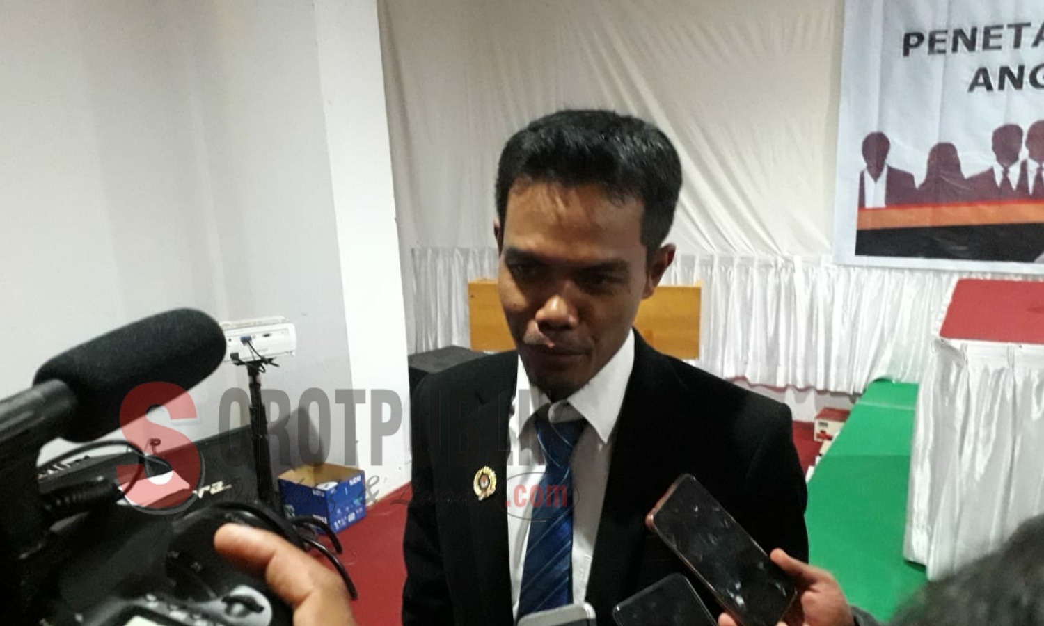 Ketua KPU Sumbawa Barat, Denny Saputra saat diwawancarai insan pers usai Rapat Pleno Penetapan Perolehan Kursi Parpol dan Calon Terpilih Anggota DPRD Sumbawa Barat di Grand Royal Hotel. (Foto: Mujahidin/SorotPublik)