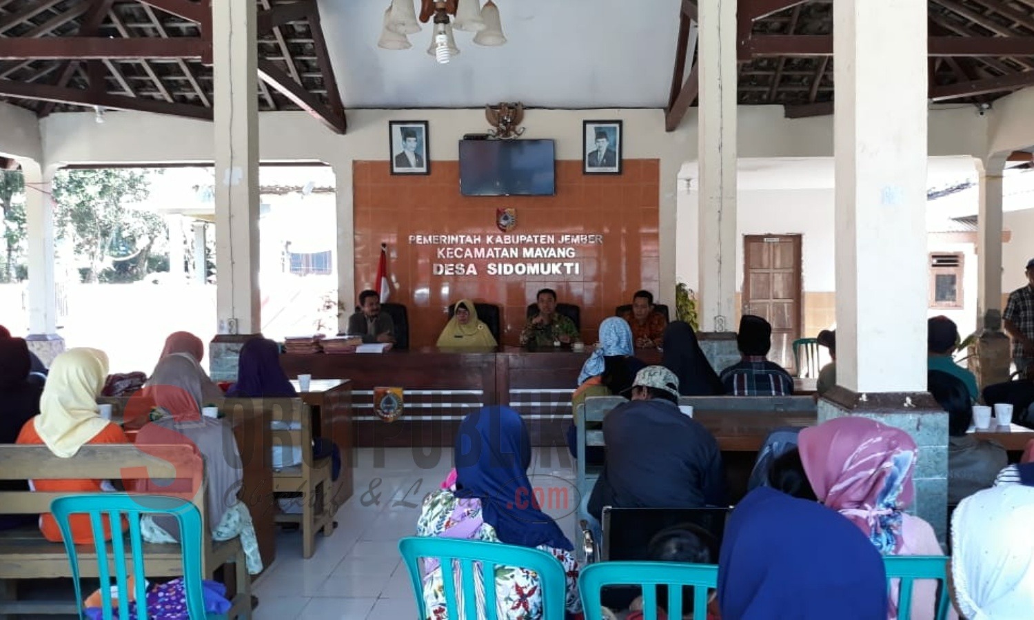 Suasana antrean pembagian sertifikat tanah di Desa Sidomukti, Kecamatan Mayang, Jember. (Foto: Nurul H/SorotPublik)