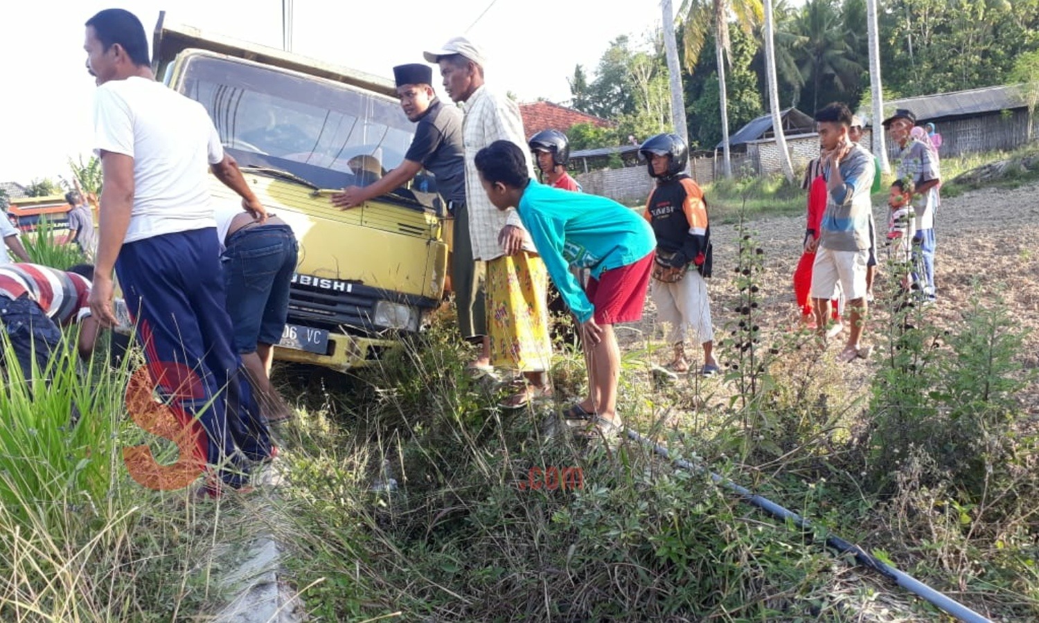 Kecelakaan truk bernopol M 8506 VC di Jalur Pantura Desa Giring, Kecamatan Manding, Sumenep, Rabu (24/06/2019). (Foto: Heri/SorotPublik)