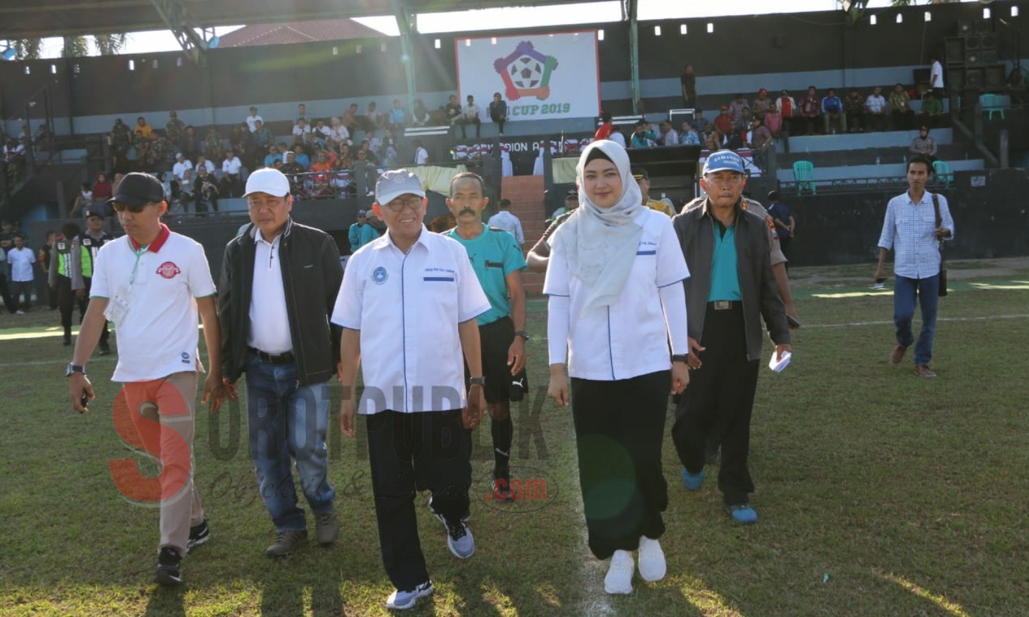 Suasana Pembukaan Kompetisi Sepak Bola Bupati Cup 2019 di GOR A. Yani Panglegur, Sumenep. (Foto Heri/SorotPublik)