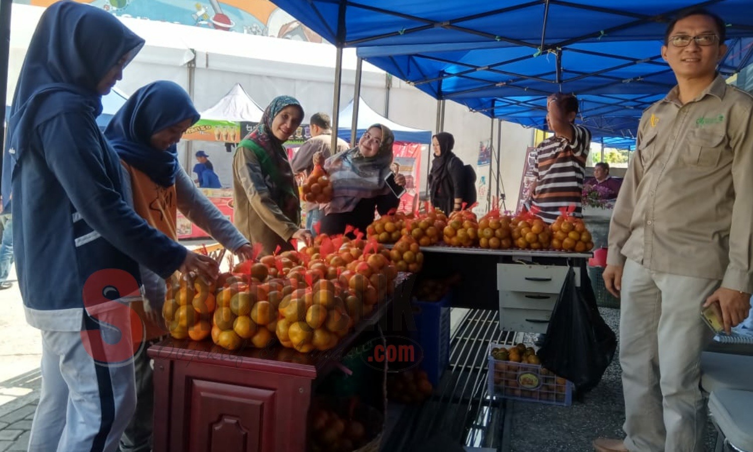 Said Sadiman, saat memasarkan langsung Jeruk Jembar hasil kebunnya di Kampung Papak Manggu Blok Cibereum, Desa Cibodas, Kecamatan Pasir Jambu, Kabupaten Bandung. (Foto: Ki Agus/SorotPublik)