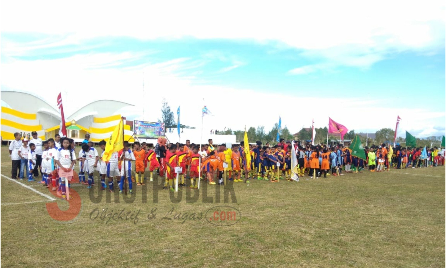 Suasana Pembukaan ajang Turnament Kompetisi Sepak Bola U-12 yang digelar Dispora Kabupaten Buru di Alun-alun Kota Namlea, Sabtu (27/07/2019). (Foto: Adam S/SorotPublik)