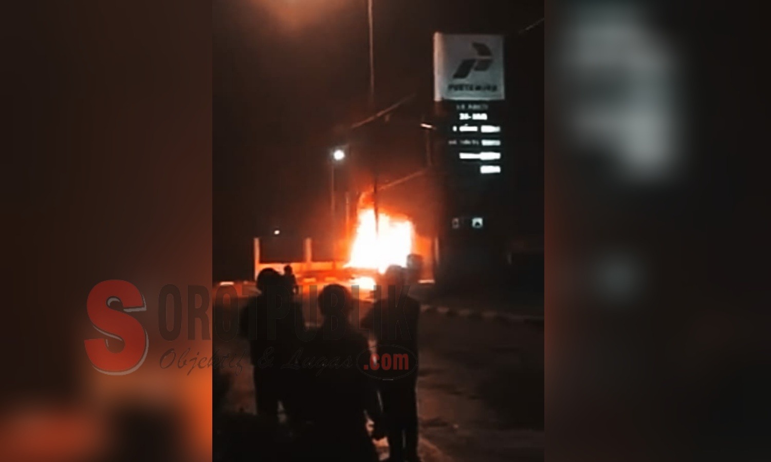 Mobil yang dilalap si jago merah di salah satu SPBU di Kecamatan Tempurejo, Jember. (Foto: M. Ibnu AS/SorotPublik)