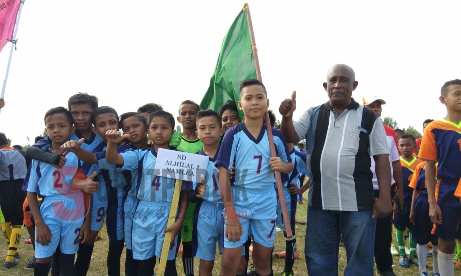 Kepala SD Al Hilal 2 Namlea bersama tim-nya saat mengikuti pembukaan Tournament Kompetisi Sepak Bola U-12 di Alun-alun Namlea, Kabupaten Buru. (Foto: Adam S/Kiki)