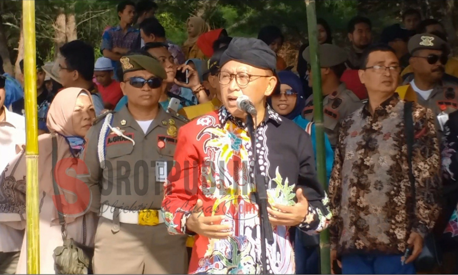 Bupati Sumenep, KH A. Busyro Karim saat membuka Sumenep Batik On The Sea 2019 di Pantai Slopeng, Kecamatan Dasuk. (Foto: Hairul/SorotPublik)