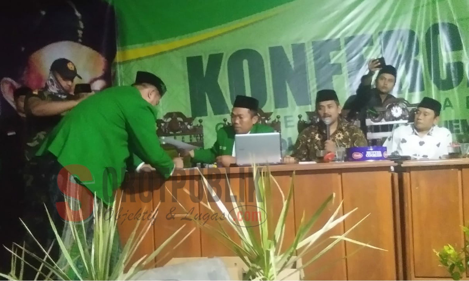 Penandatanganan pernyataan secara tertulis oleh Ketua petahana PCNU Jember terpilih, KH. Abdullah Samsul Arifin. (Foto: Nurul H/SorotPublik)