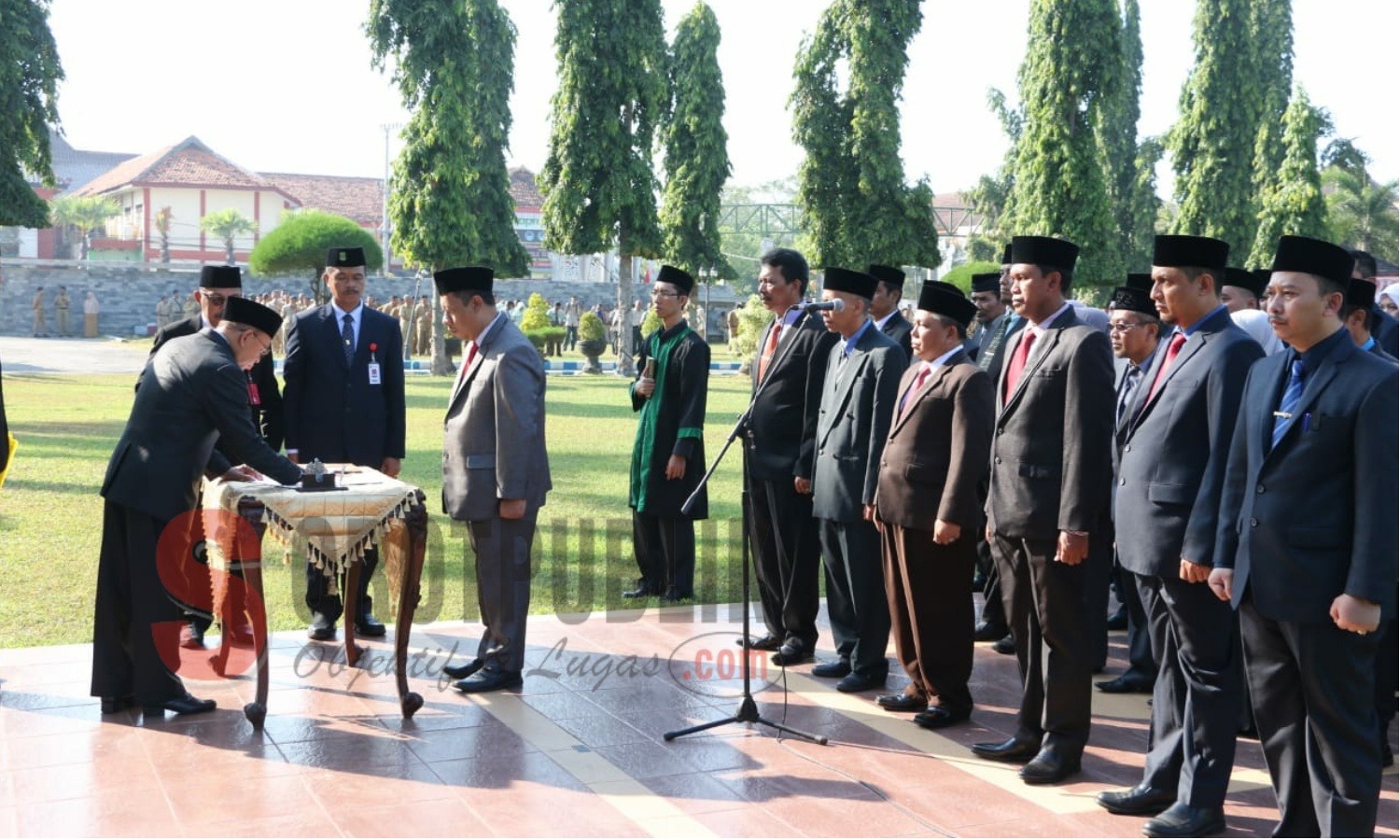 Bupati Sumenep, KH A. Busyro Karim saat melantik 7 Kepala OPD hasil lelang jabatan di lingkungan Pemkab Sumenep. (Foto: Heri/SorotPublik)