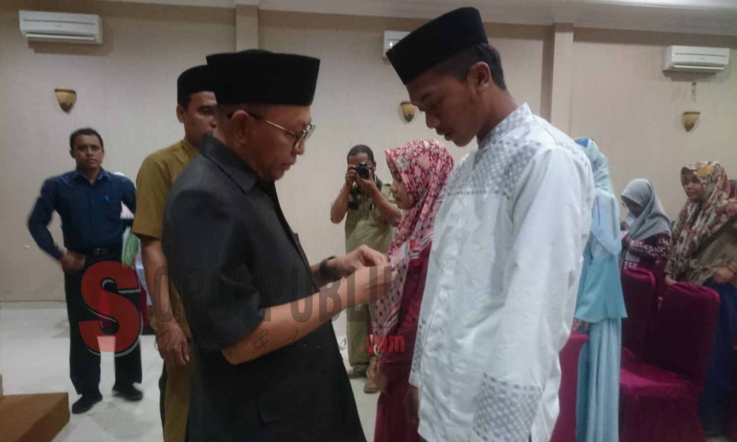 Bupati Sumenep, KH A. Busyro Karim menyematkan tanda peserta kepada perwakilan peserta Diklat MTQ 2019. (Foto: Heri/SorotPublik)